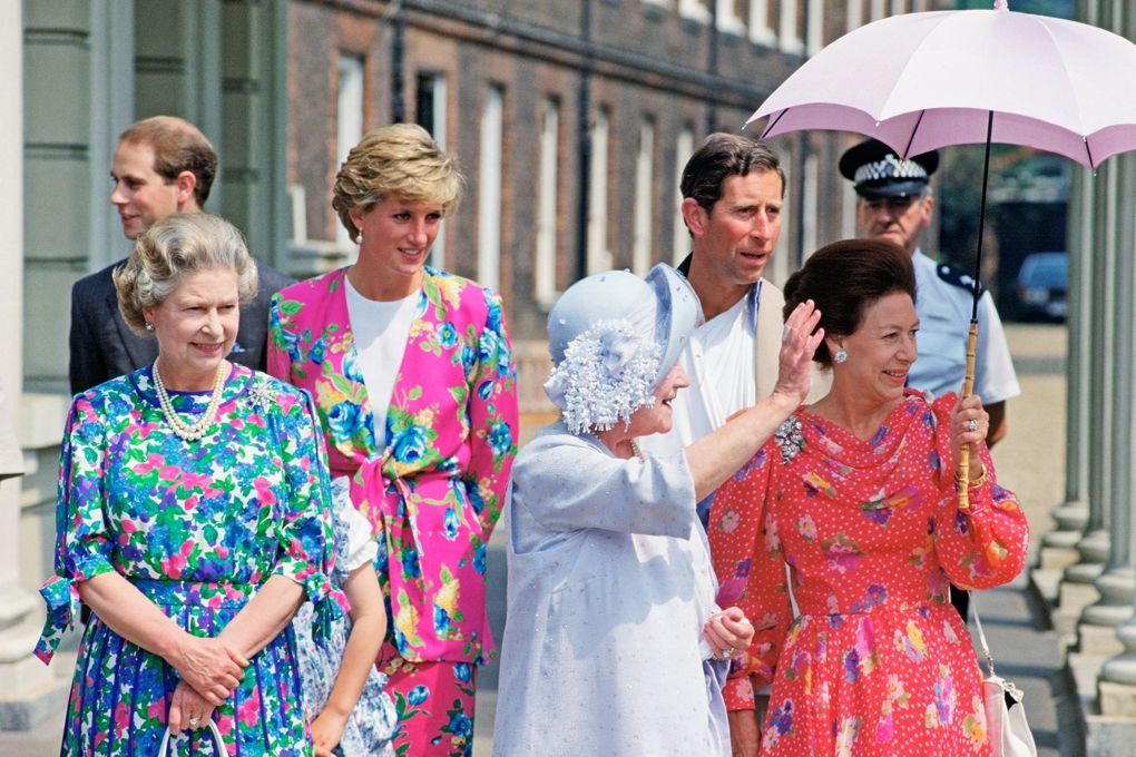 Bí mật đằng sau gu ăn mặc quyền lực của Nữ hoàng Anh suốt 70 năm trị vì-12