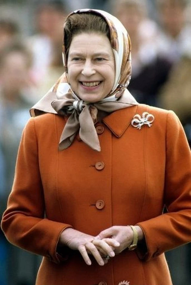 Bí mật đằng sau gu ăn mặc quyền lực của Nữ hoàng Anh suốt 70 năm trị vì-14
