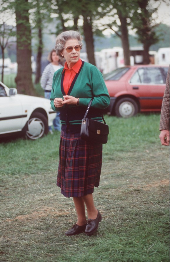 Bí mật đằng sau gu ăn mặc quyền lực của Nữ hoàng Anh suốt 70 năm trị vì-19