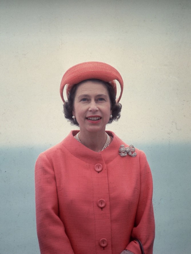 Bí mật đằng sau gu ăn mặc quyền lực của Nữ hoàng Anh suốt 70 năm trị vì-5