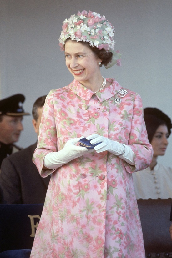 Bí mật đằng sau gu ăn mặc quyền lực của Nữ hoàng Anh suốt 70 năm trị vì-10
