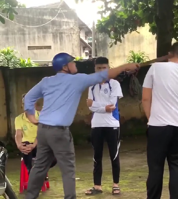 Tạm dừng lên lớp với thầy giáo dùng thước, mũ bảo hiểm đánh 2 học sinh-2