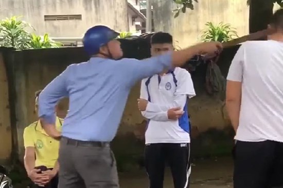Tạm dừng lên lớp với thầy giáo dùng thước, mũ bảo hiểm đánh 2 học sinh