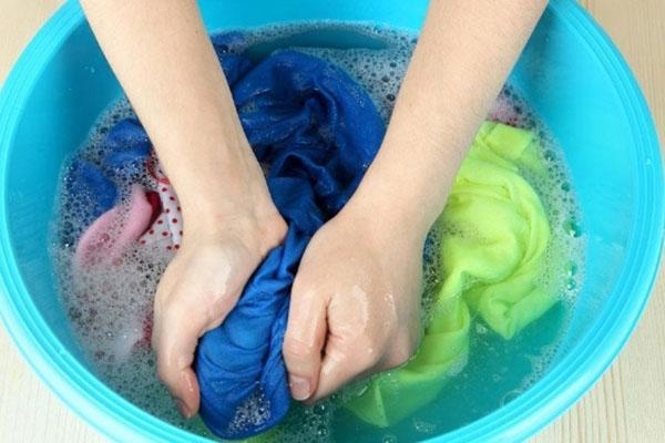 Tại sao quần áo vẫn bẩn sau khi giặt tay? Nguyên nhân vì bạn đã mắc phải 3 lỗi cơ bản này-1