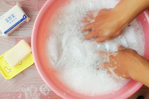 Tại sao quần áo vẫn bẩn sau khi giặt tay? Nguyên nhân vì bạn đã mắc phải 3 lỗi cơ bản này-3