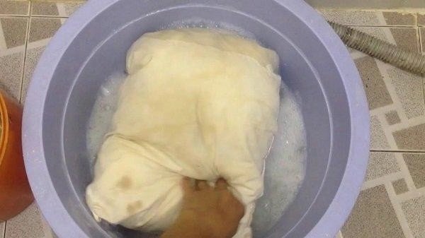 Đem ruột gối vào ngâm trong nước xà phòng pha cùng thứ này: Ố vàng đến mấy cùng sạch tinh như mới-3