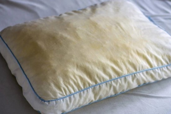 Đem ruột gối vào ngâm trong nước xà phòng pha cùng thứ này: Ố vàng đến mấy cùng sạch tinh như mới