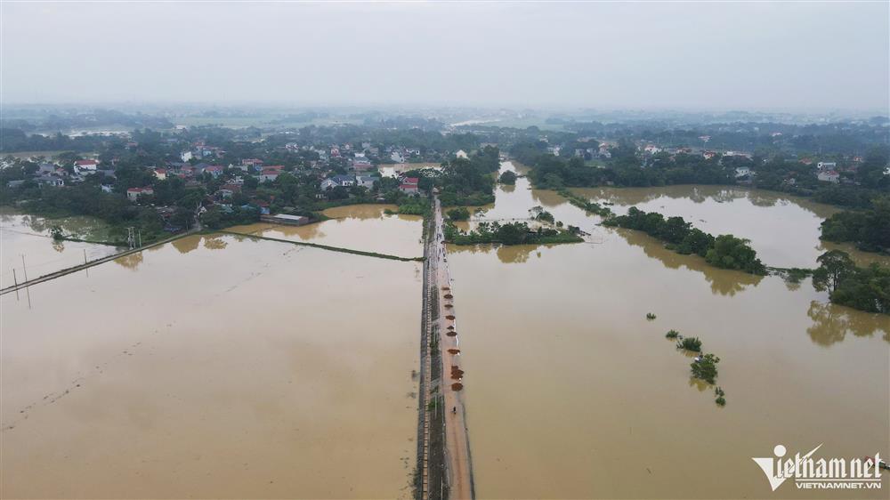 Dân ngoại thành Hà Nội chỉ còn cách nhìn của cải chìm trong làn nước lũ-1