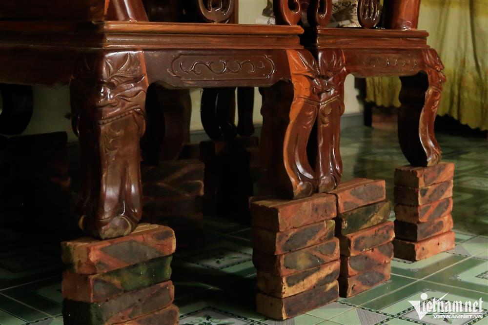 Dân ngoại thành Hà Nội chỉ còn cách nhìn của cải chìm trong làn nước lũ-5