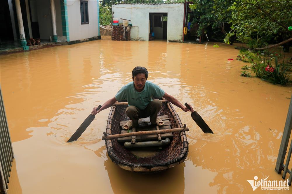 Dân ngoại thành Hà Nội chỉ còn cách nhìn của cải chìm trong làn nước lũ-6