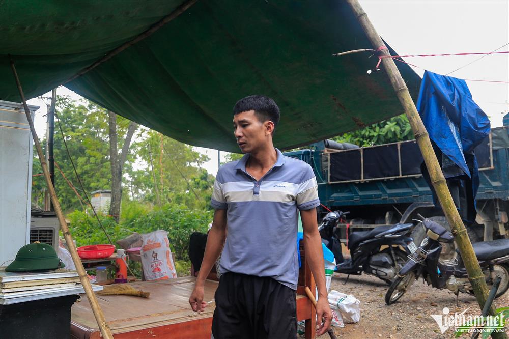 Dân ngoại thành Hà Nội chỉ còn cách nhìn của cải chìm trong làn nước lũ-12