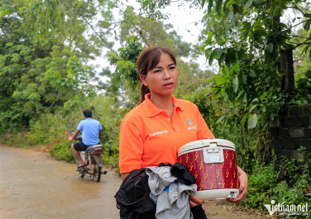 Dân ngoại thành Hà Nội chỉ còn cách nhìn của cải chìm trong làn nước lũ-13