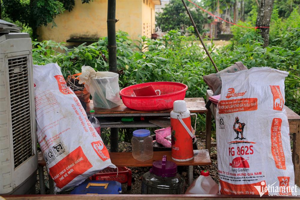 Dân ngoại thành Hà Nội chỉ còn cách nhìn của cải chìm trong làn nước lũ-14