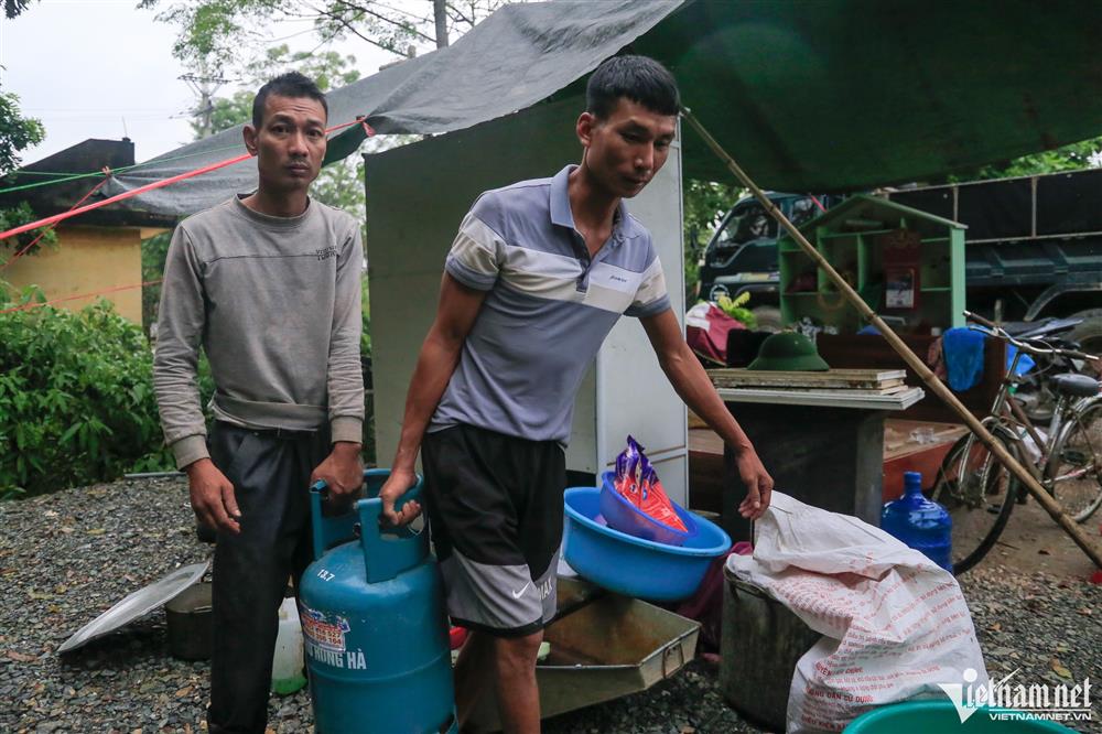 Dân ngoại thành Hà Nội chỉ còn cách nhìn của cải chìm trong làn nước lũ-16
