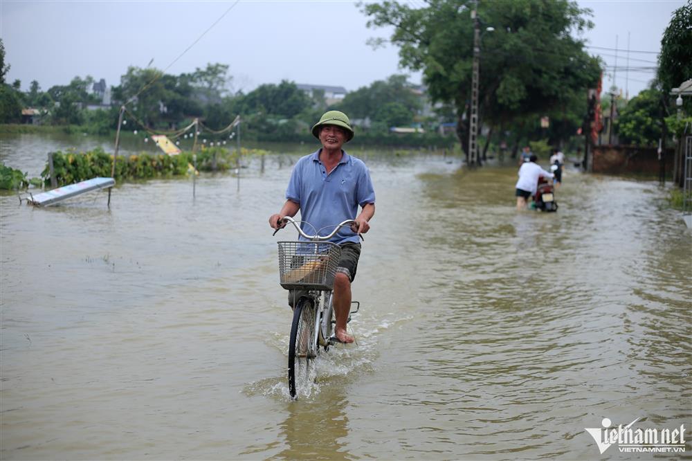 Dân ngoại thành Hà Nội chỉ còn cách nhìn của cải chìm trong làn nước lũ-17