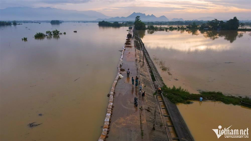 Dân ngoại thành Hà Nội chỉ còn cách nhìn của cải chìm trong làn nước lũ-19