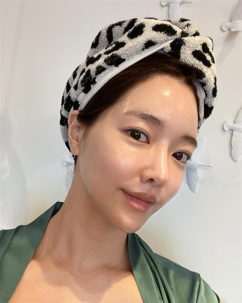 Phụ nữ Hàn có cách đắp mặt nạ lạ đời, giúp da căng bóng sau 3 ngày-1