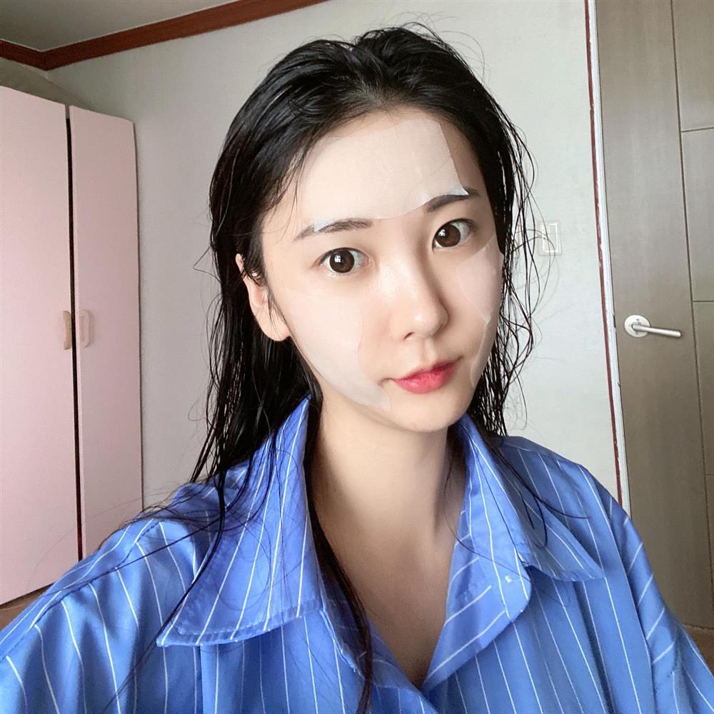 Phụ nữ Hàn có cách đắp mặt nạ lạ đời, giúp da căng bóng sau 3 ngày-7