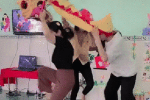 Đội múa lân trượt chân ngã trên cây cột cao 1,5 m-1