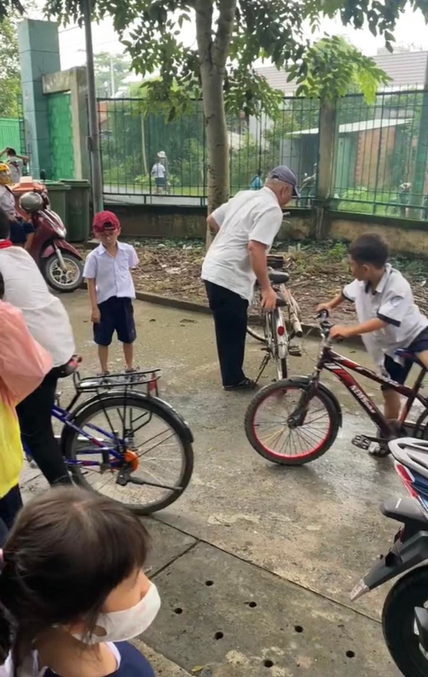 Xúc động cảnh cụ ông mất một chân lúi húi chở cháu đi học về trên xe đạp-1