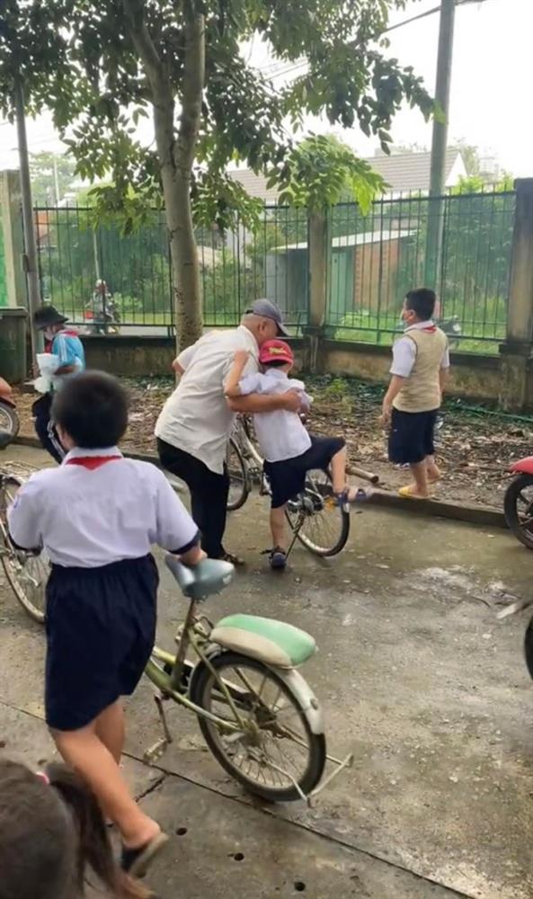 Xúc động cảnh cụ ông mất một chân lúi húi chở cháu đi học về trên xe đạp-2