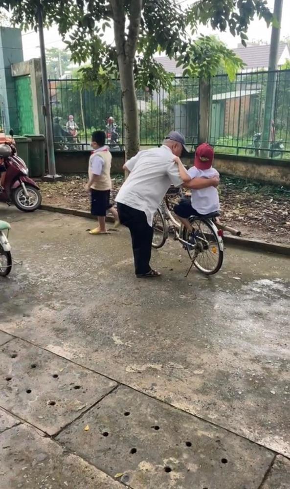 Xúc động cảnh cụ ông mất một chân lúi húi chở cháu đi học về trên xe đạp-3