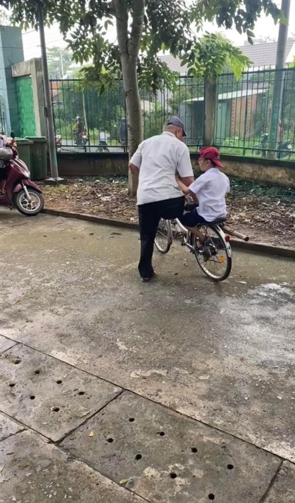 Xúc động cảnh cụ ông mất một chân lúi húi chở cháu đi học về trên xe đạp-4