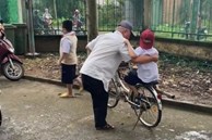 Xúc động cảnh cụ ông mất một chân lúi húi chở cháu đi học về trên xe đạp