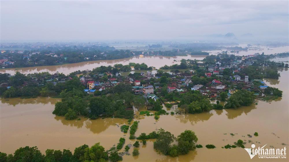 Trẻ em ngoại thành Hà Nội chơi đùa trong làn nước lũ-1