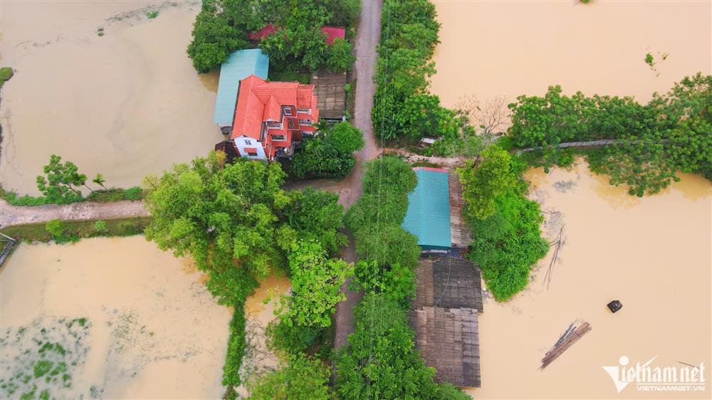 Trẻ em ngoại thành Hà Nội chơi đùa trong làn nước lũ-2