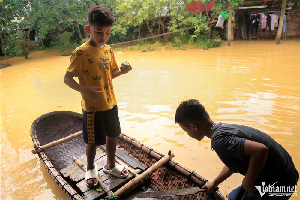 Trẻ em ngoại thành Hà Nội chơi đùa trong làn nước lũ-3