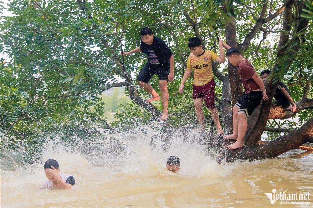 Trẻ em ngoại thành Hà Nội chơi đùa trong làn nước lũ-4