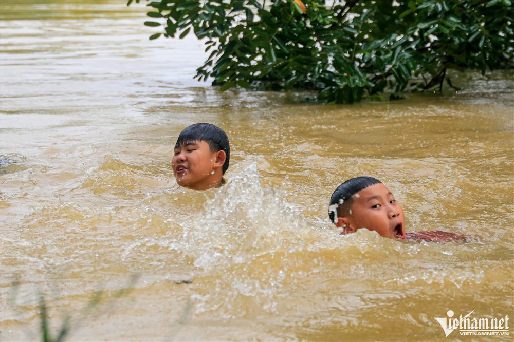 Trẻ em ngoại thành Hà Nội chơi đùa trong làn nước lũ-5