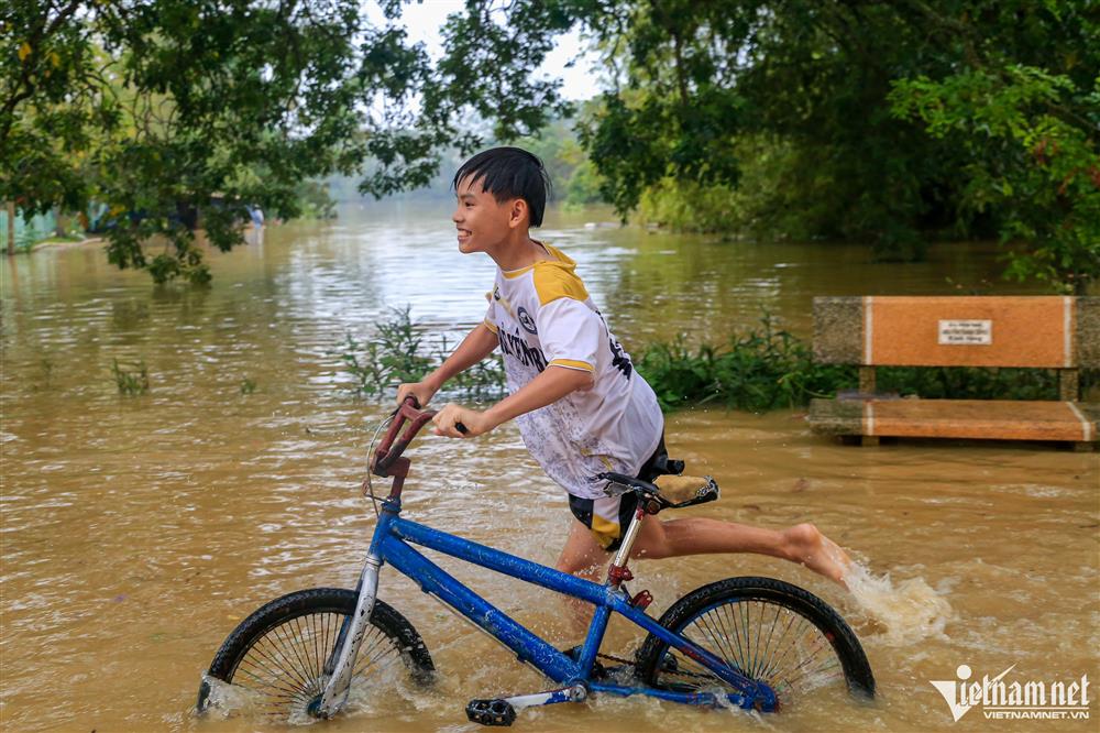 Trẻ em ngoại thành Hà Nội chơi đùa trong làn nước lũ-6