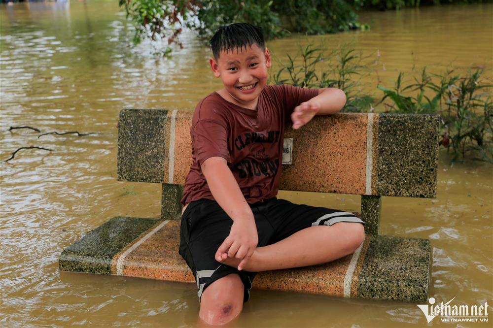 Trẻ em ngoại thành Hà Nội chơi đùa trong làn nước lũ-7