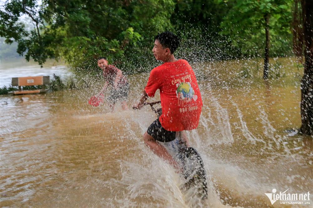 Trẻ em ngoại thành Hà Nội chơi đùa trong làn nước lũ-8