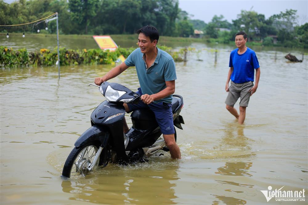 Trẻ em ngoại thành Hà Nội chơi đùa trong làn nước lũ-9