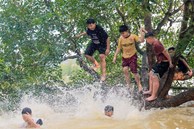Trẻ em ngoại thành Hà Nội chơi đùa trong làn nước lũ