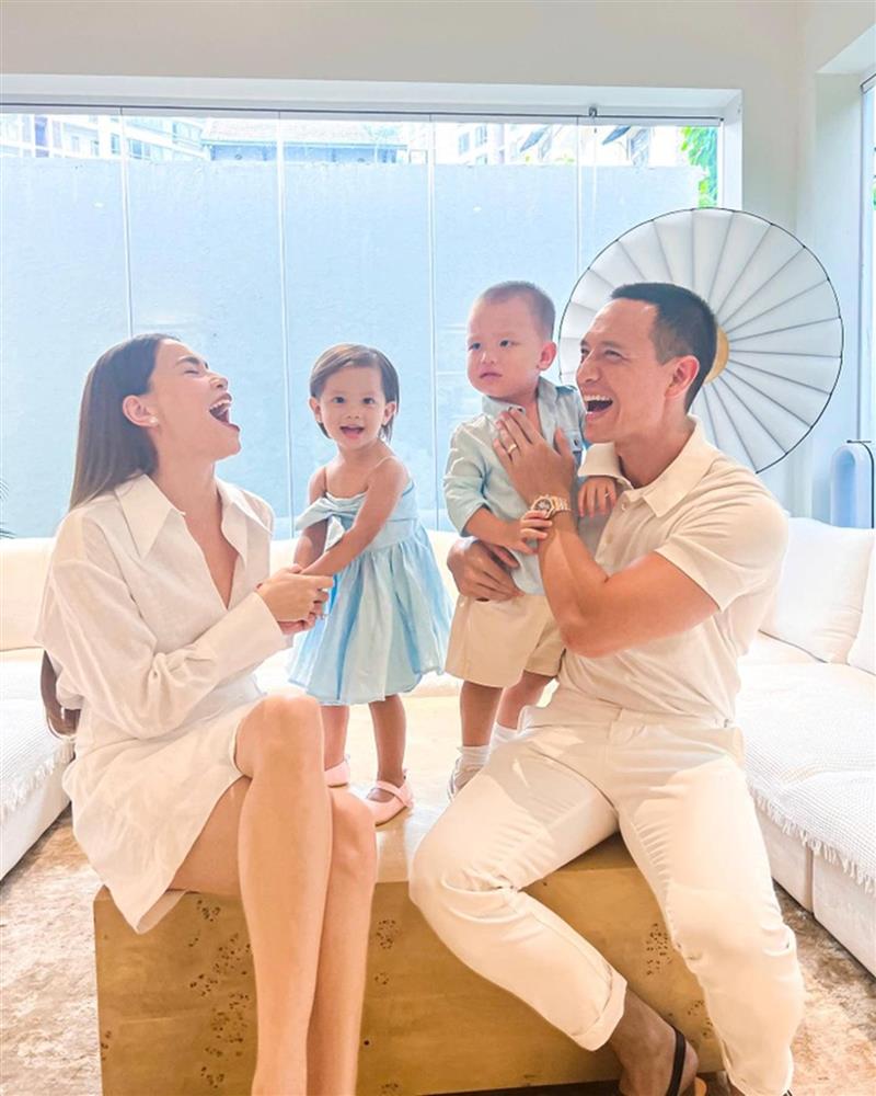 Tan chảy khoảnh khắc Hồ Ngọc Hà hướng dẫn con gái rượu đàn hát, Lisa còn gọi tên Kim Lý cực ngọt!-1