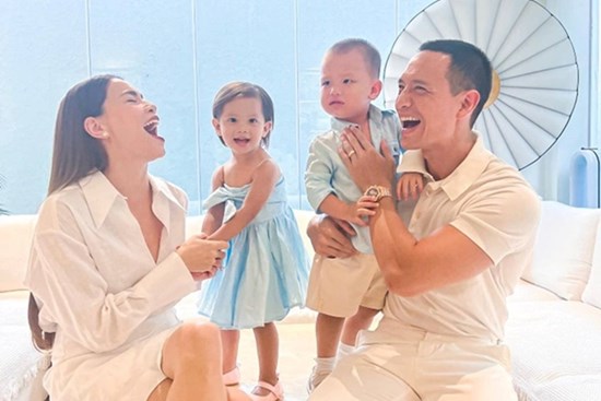 Tan chảy khoảnh khắc Hồ Ngọc Hà hướng dẫn 'con gái rượu' đàn hát, Lisa còn gọi tên Kim Lý cực ngọt!