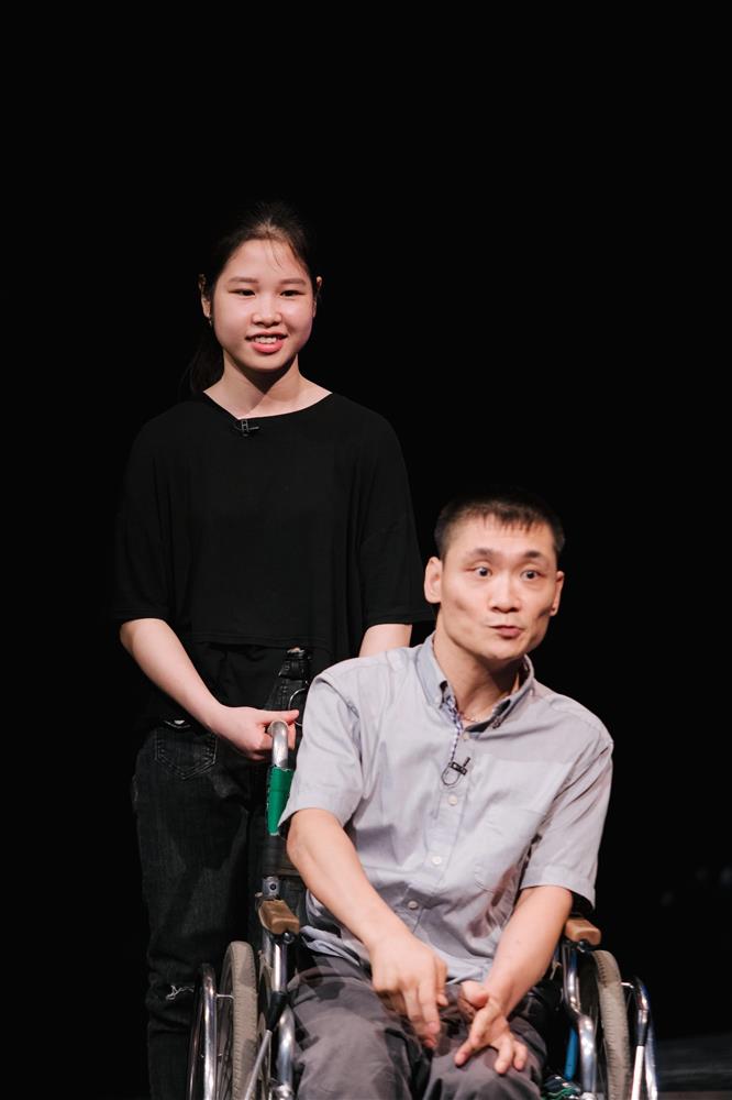 Chuyện tình như cổ tích của chàng trai bại não và cô gái khiếm thị-1