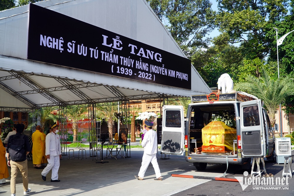 NSND Kim Cương đau xót khóc trước linh cữu minh tinh Thẩm Thúy Hằng-1