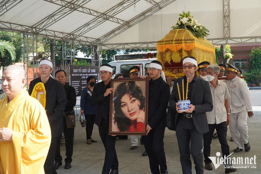 NSND Kim Cương đau xót khóc trước linh cữu minh tinh Thẩm Thúy Hằng-4