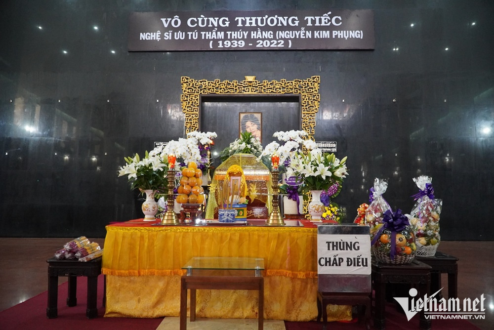 NSND Kim Cương đau xót khóc trước linh cữu minh tinh Thẩm Thúy Hằng-5