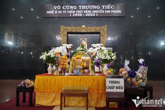 NSND Kim Cương đau xót khóc trước linh cữu minh tinh Thẩm Thúy Hằng