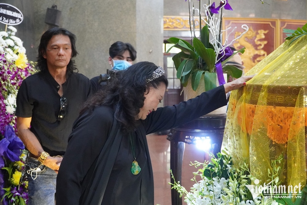 NSND Kim Cương đau xót khóc trước linh cữu minh tinh Thẩm Thúy Hằng-9