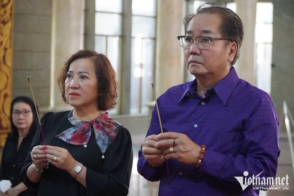 NSND Kim Cương đau xót khóc trước linh cữu minh tinh Thẩm Thúy Hằng-10