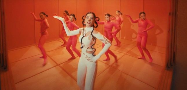 MV mới của Chi Pu bị chỉ trích vì ca từ dung tục, sáo rỗng-1