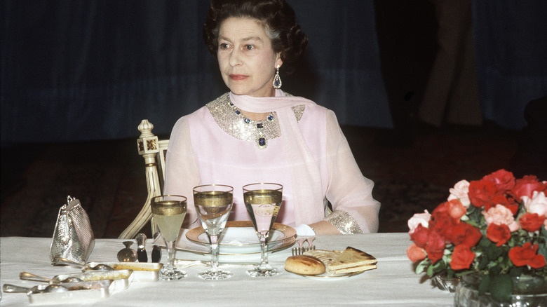 Thói quen ăn uống để sống thọ của Nữ hoàng Anh-4