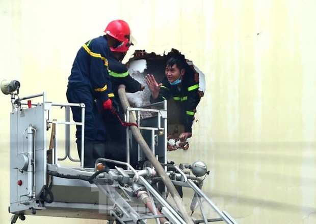 Vụ cháy quán karaoke ở Bình Dương làm chết 32 người: Vì sao phải cứu hỏa đến 24 giờ?-1